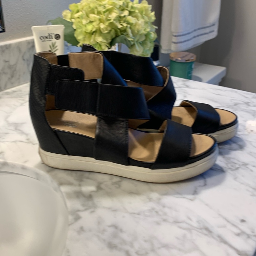 Women’s ankle strap sandals